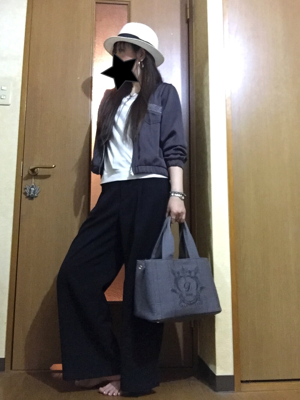 「休日スタイル、シンプルコーデ、オトナカジュアル、ワイドパンツ、moussy、GU、ハット、ホワイト、ブラック、カジュアル」｜「THE SHOP TK のアイテム（ノーカラージャケット、グレー系）」を使った、tu→koさん（レディース・158cm）の夏コーディネートの1枚目の写真