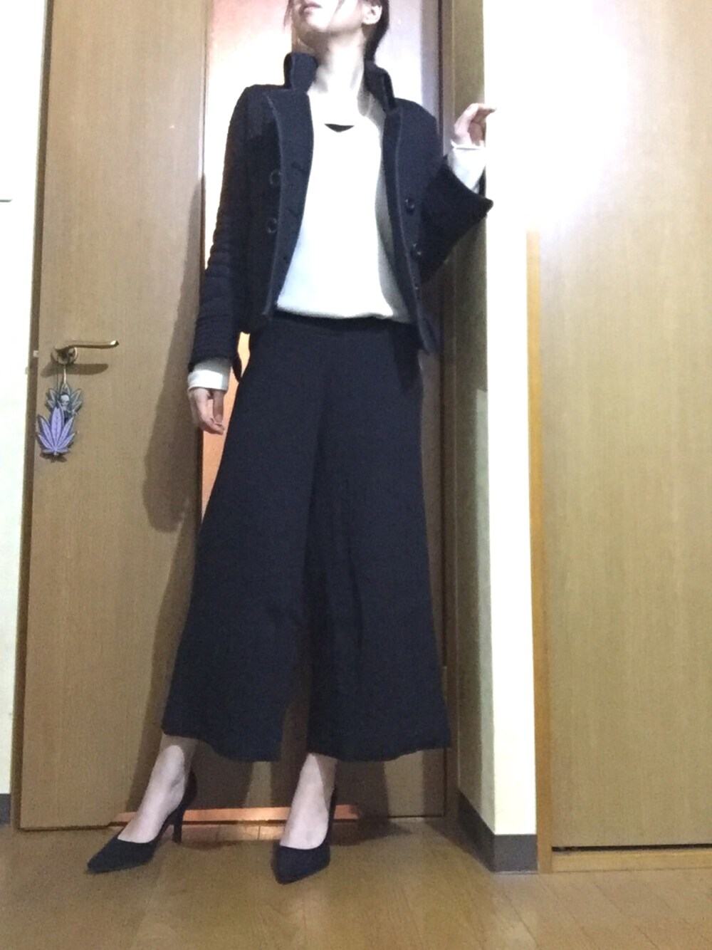 「パンツスタイル、大人カジュアル、大人コーデ、黒、ワイドパンツ、ジャケット、キレイめ、moussy、AZUL by moussy、ロイヤルパーティー」｜「ROYAL PARTYのキルティング裏フリースＪＫ（その他アウター、ブラック系）」を使った、tu→koさん（レディース・158cm）の秋コーディネートの1枚目の写真