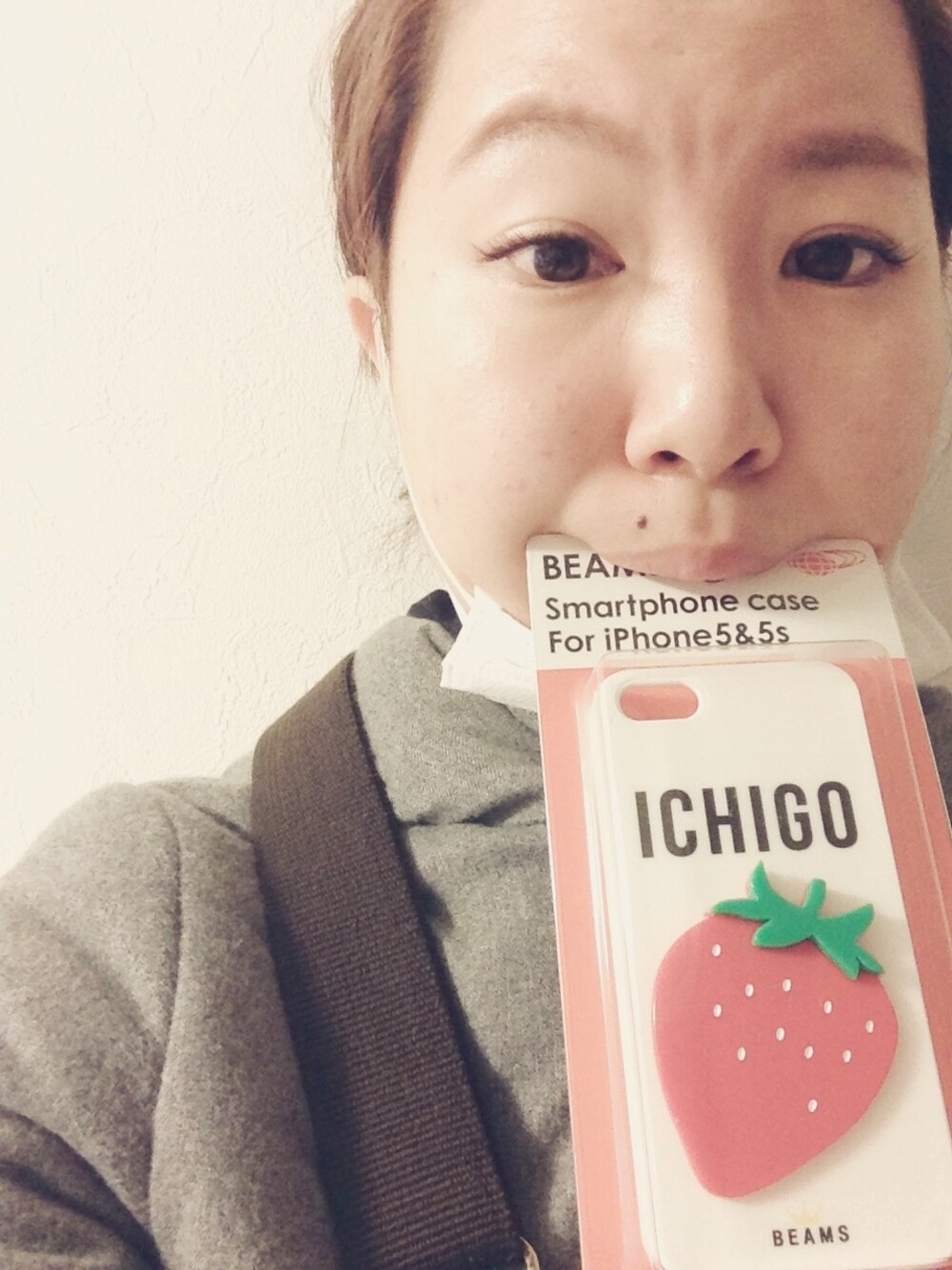 「iPhoneケース、いちご、おでこ」｜「BEAMS BOYのアイテム（スマホケース/カバー、ホワイト系）」を使った、ui  ∵さん（レディース・155cm）の冬コーディネートの1枚目の写真