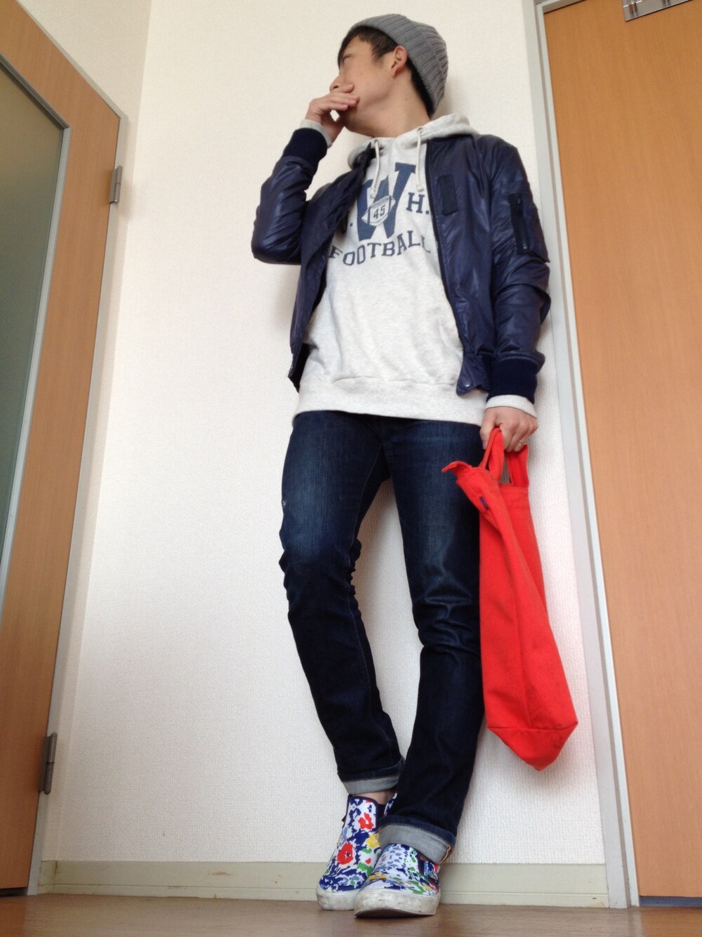 ブルー系のナイロンジャケット、ホワイト系のパーカー、ブルー系のデニムパンツを着用したメンズの冬コーディネートの1枚目の写真