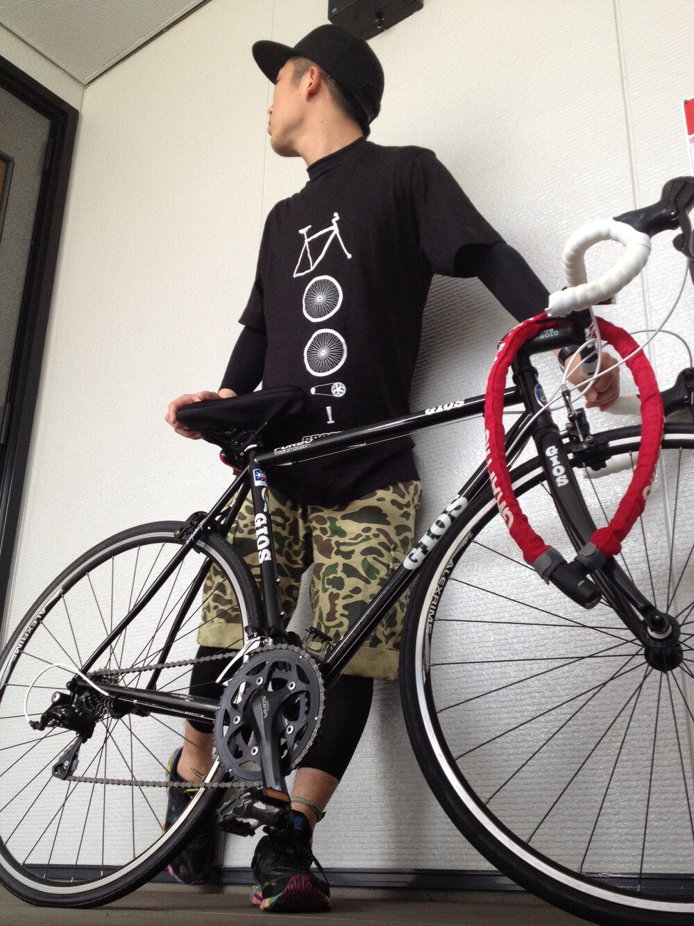 ブラック系のTシャツ/カットソー、グリーン系のその他パンツ、ブラック系のスニーカーを着用したメンズの春コーディネートの1枚目の写真