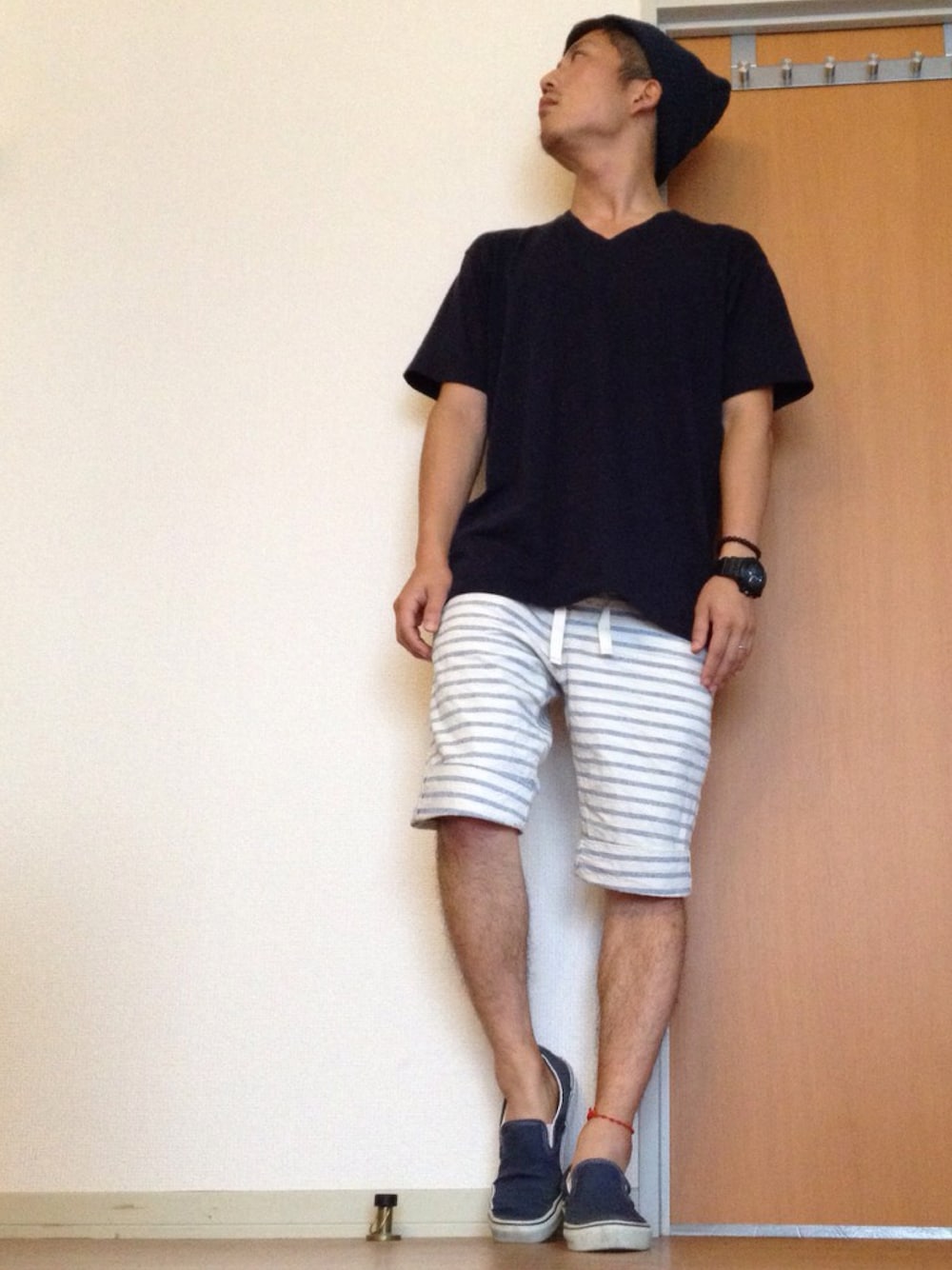ブルー系のTシャツ/カットソー、ホワイト系のその他パンツ、ブルー系のスニーカーを着用したメンズの夏コーディネートの1枚目の写真