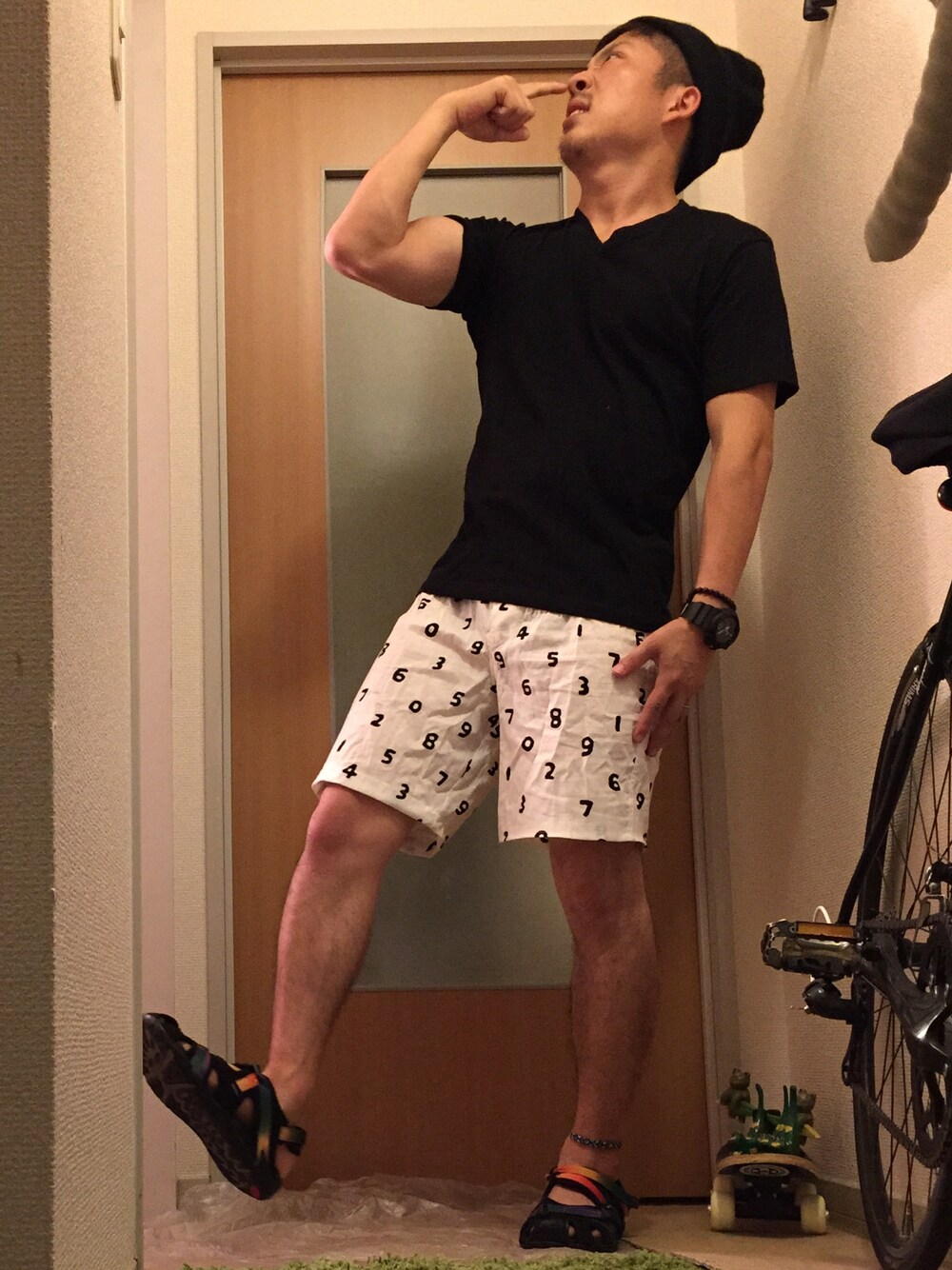 ホワイト系のその他パンツ、ブラック系のTシャツ/カットソー、ブラック系のサンダルを着用したメンズの夏コーディネートの1枚目の写真