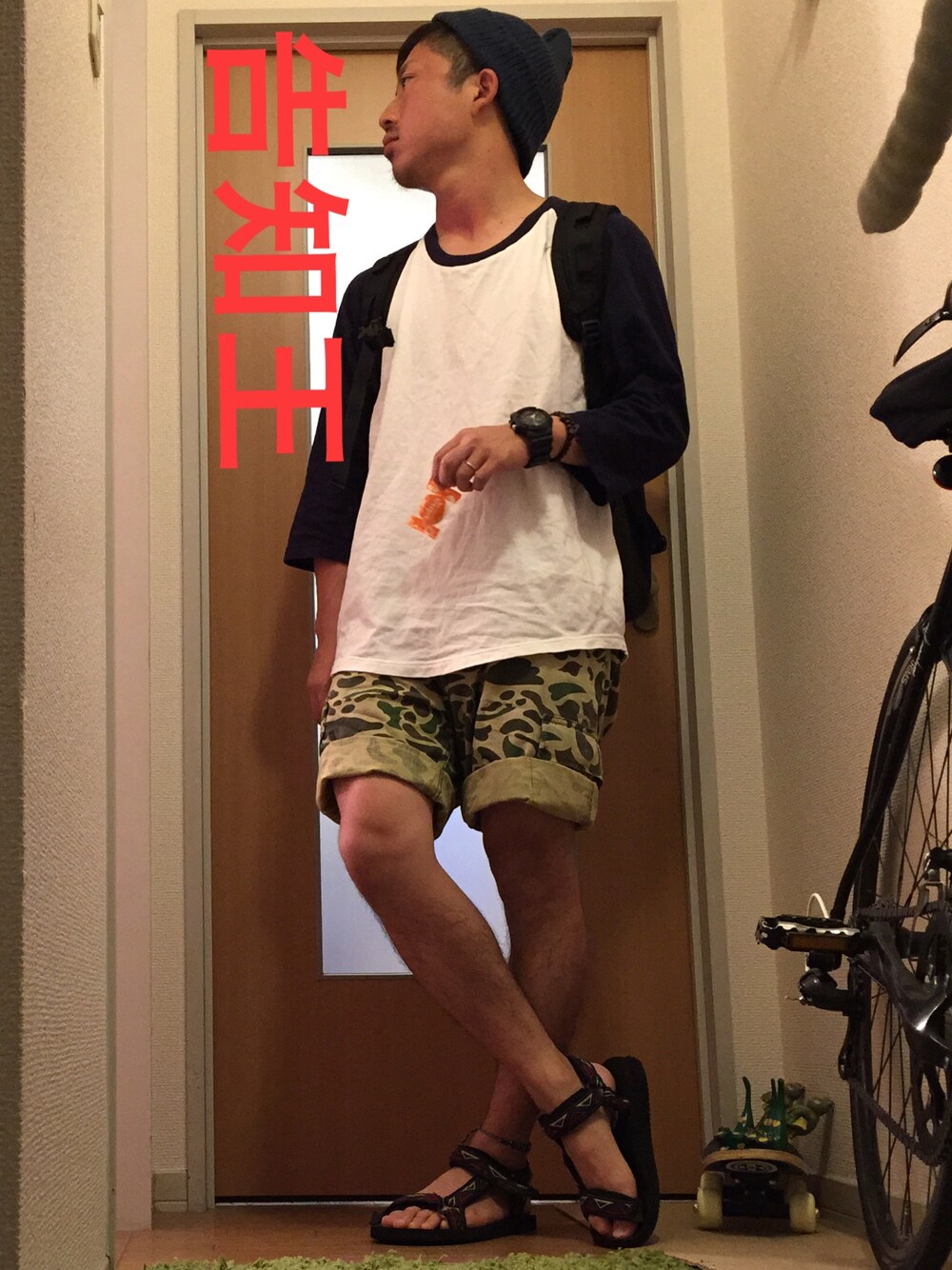 ホワイト系のTシャツ/カットソー、グリーン系のその他パンツ、ブルー系のニットキャップ/ビーニーを着用したメンズの夏コーディネートの1枚目の写真