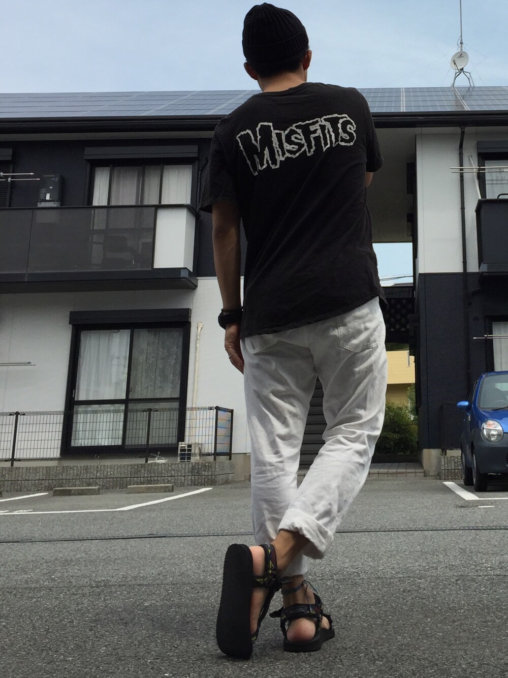 ホワイト系のデニムパンツ、ブラック系のTシャツ/カットソー、ブラック系のニットキャップ/ビーニーを着用したメンズの夏コーディネートの1枚目の写真