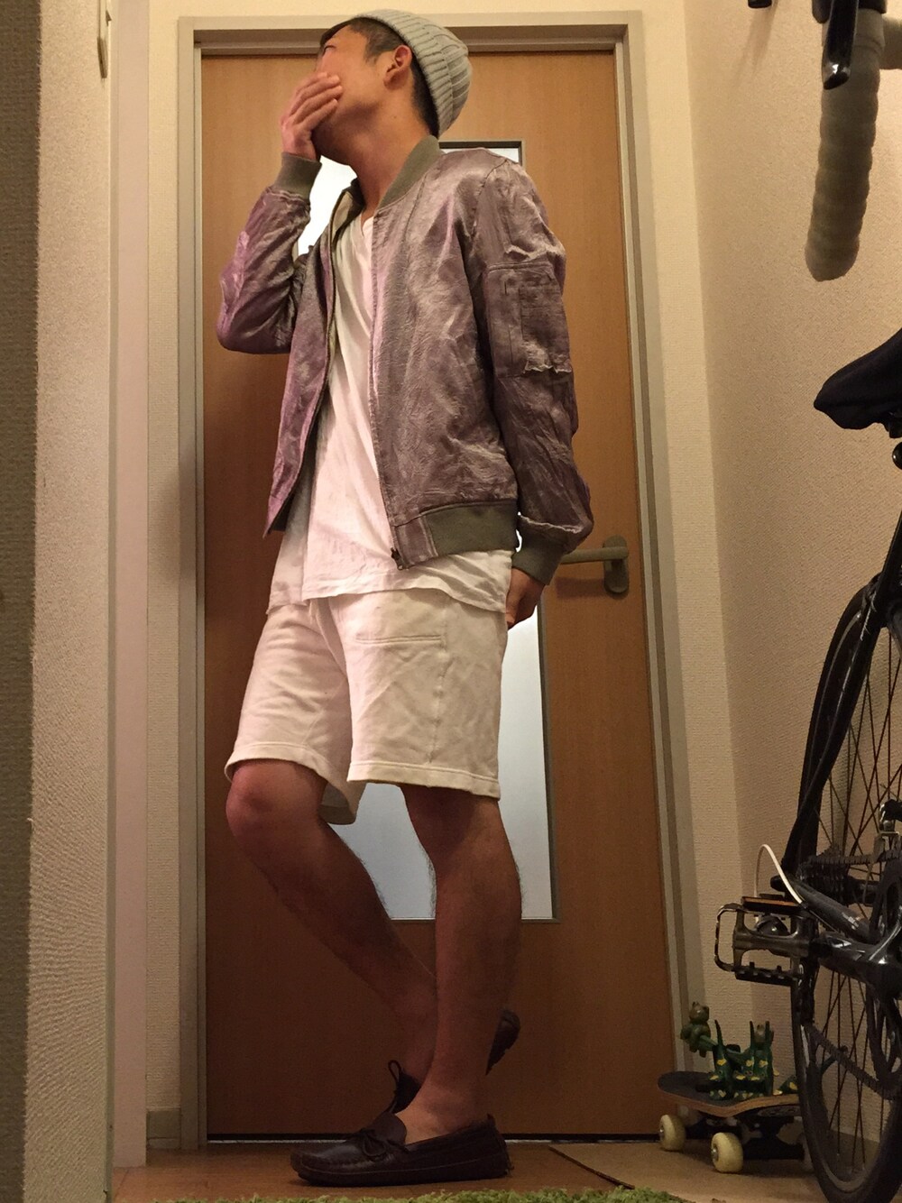 ベージュ系のミリタリージャケット、ホワイト系のその他パンツ、ブラウン系のモカシン/デッキシューズを着用したメンズの秋コーディネートの1枚目の写真