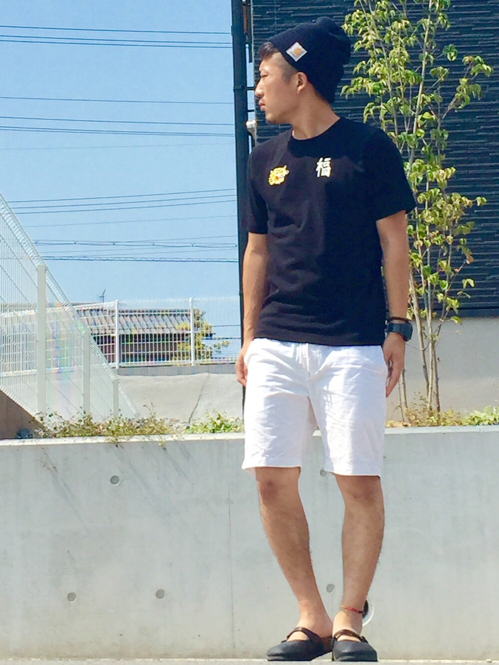 ブラック系のTシャツ/カットソー、ブラック系のサンダル、ホワイト系のその他パンツを着用したメンズの夏コーディネートの1枚目の写真