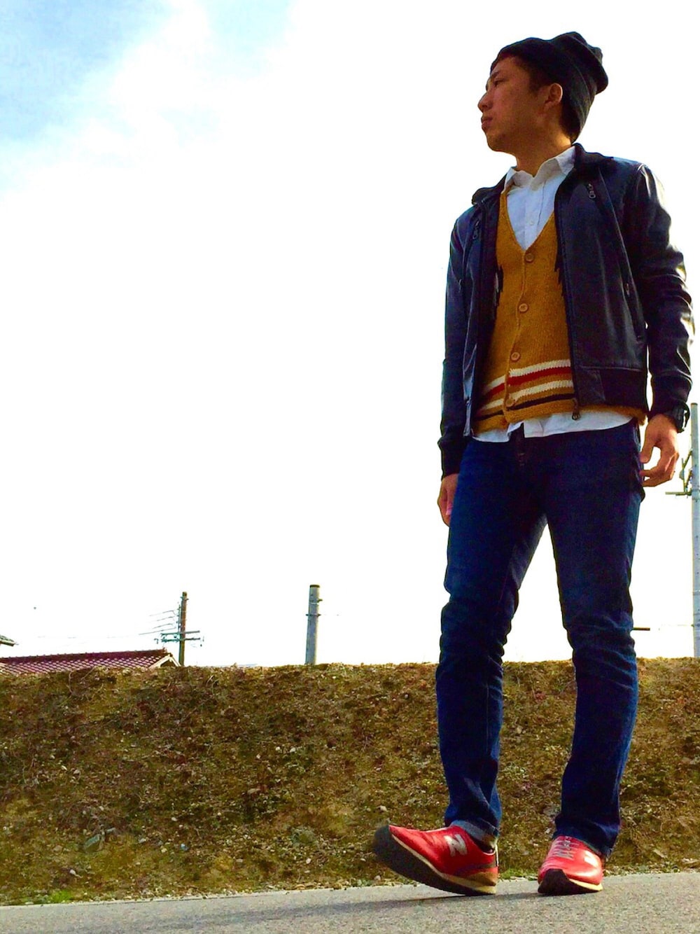 ホワイト系のシャツ/ブラウス、イエロー系のベスト、ブラック系のライダースジャケットを着用したメンズの秋コーディネートの1枚目の写真