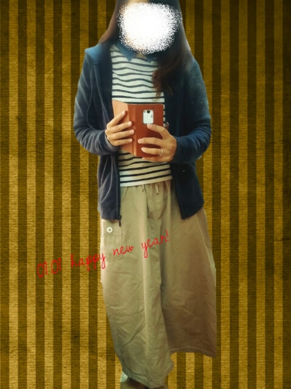 ホワイト系のTシャツ/カットソー、ベージュ系のスカートを着用したレディースの冬コーディネートの1枚目の写真