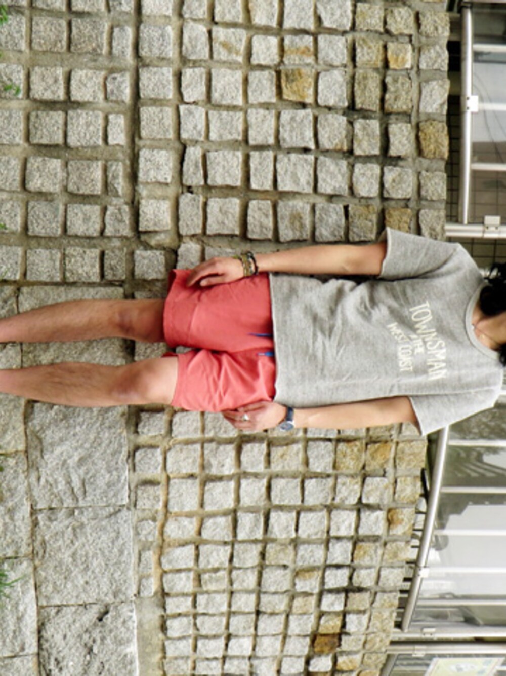 ベージュ系のTシャツ/カットソー、レッド系のその他パンツを着用したメンズの春コーディネートの1枚目の写真