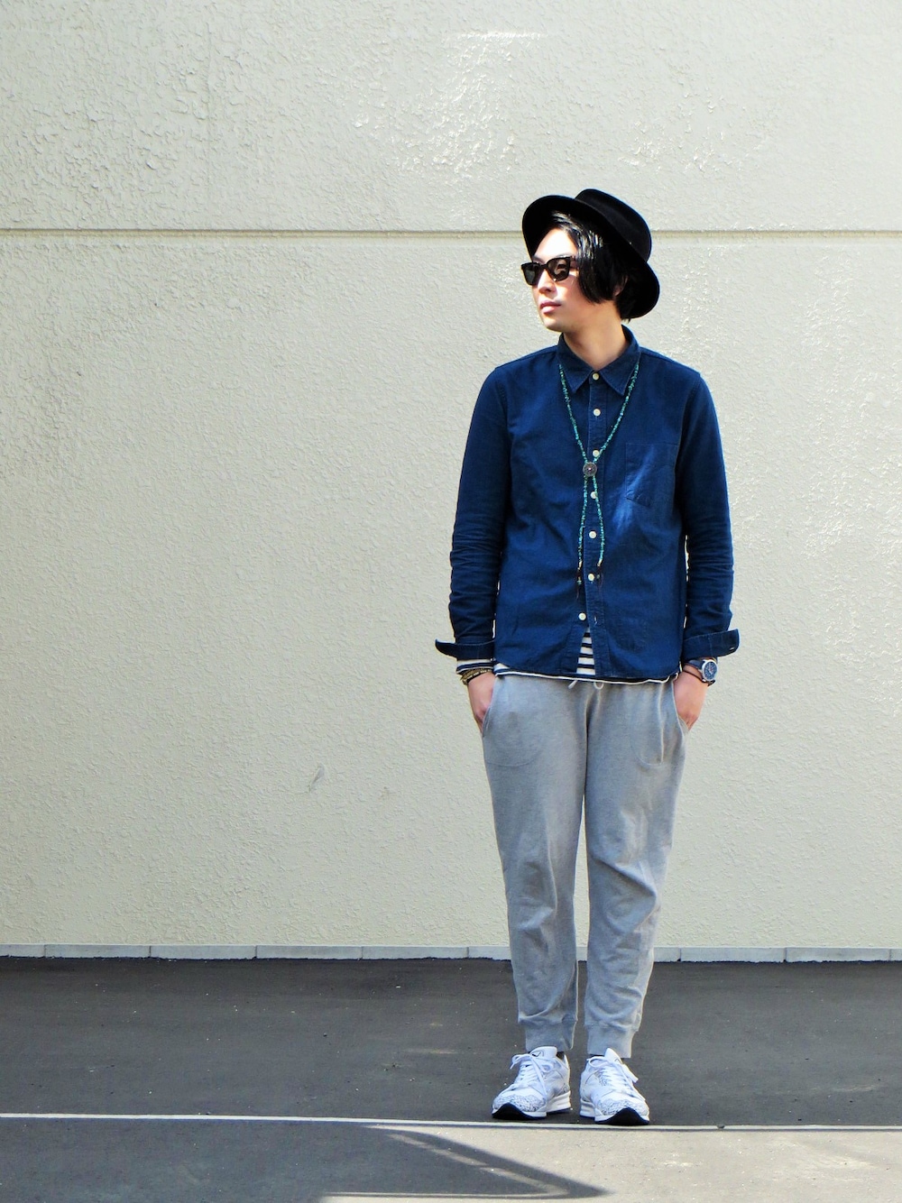 ホワイト系のスニーカー、ブルー系のその他、ブルー系のその他を着用したメンズの春コーディネートの1枚目の写真