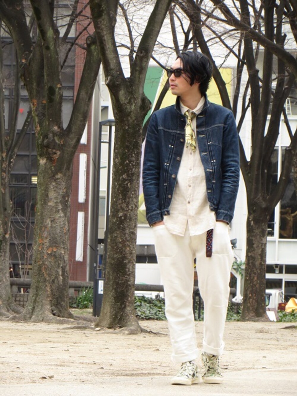 グリーン系のスニーカー、ホワイト系のその他パンツ、その他のその他を着用したメンズの春コーディネートの1枚目の写真