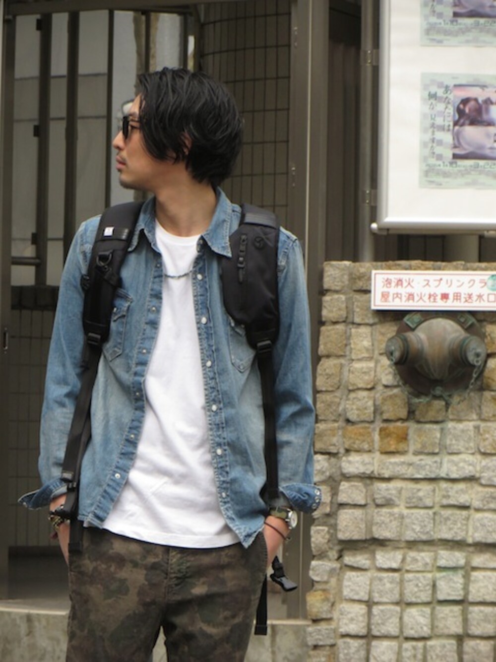 ブラック系のバックパック/リュック、その他のその他パンツ、グリーン系のその他パンツを着用したメンズの春コーディネートの1枚目の写真