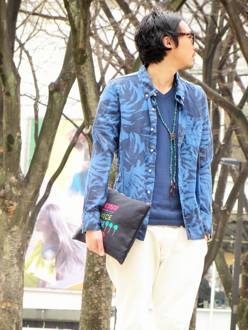 ブルー系のシャツ/ブラウス、ブルー系のシャツ/ブラウス、ホワイト系のチノパンツを着用したメンズの春コーディネートの1枚目の写真