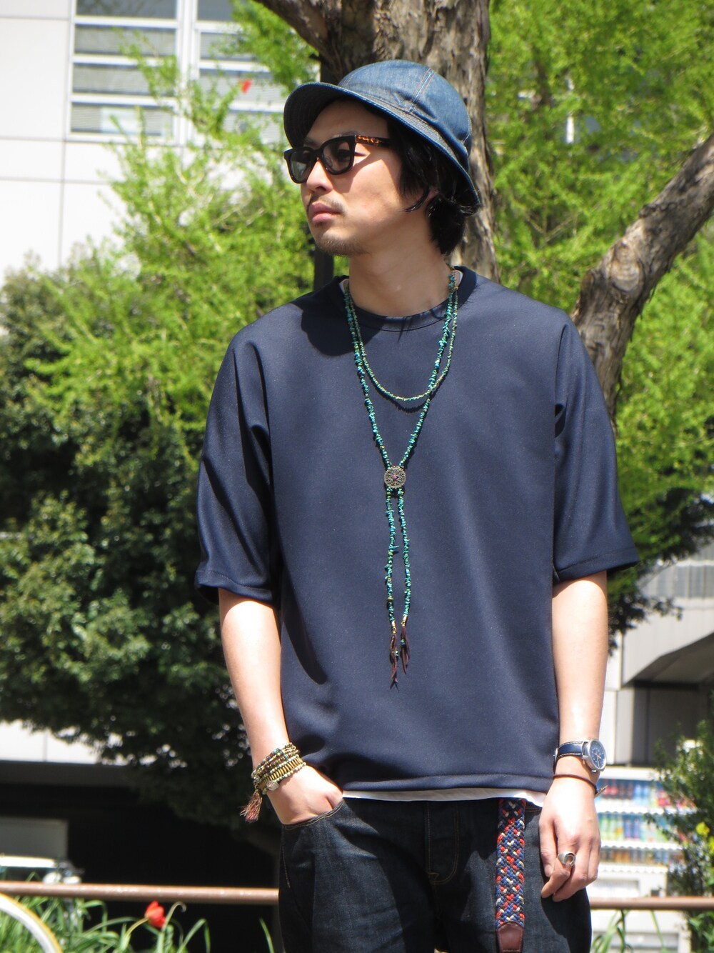 ブルー系のデニムパンツ、ブルー系のTシャツ/カットソー、ブルー系のサンダルを着用したメンズの春コーディネートの1枚目の写真