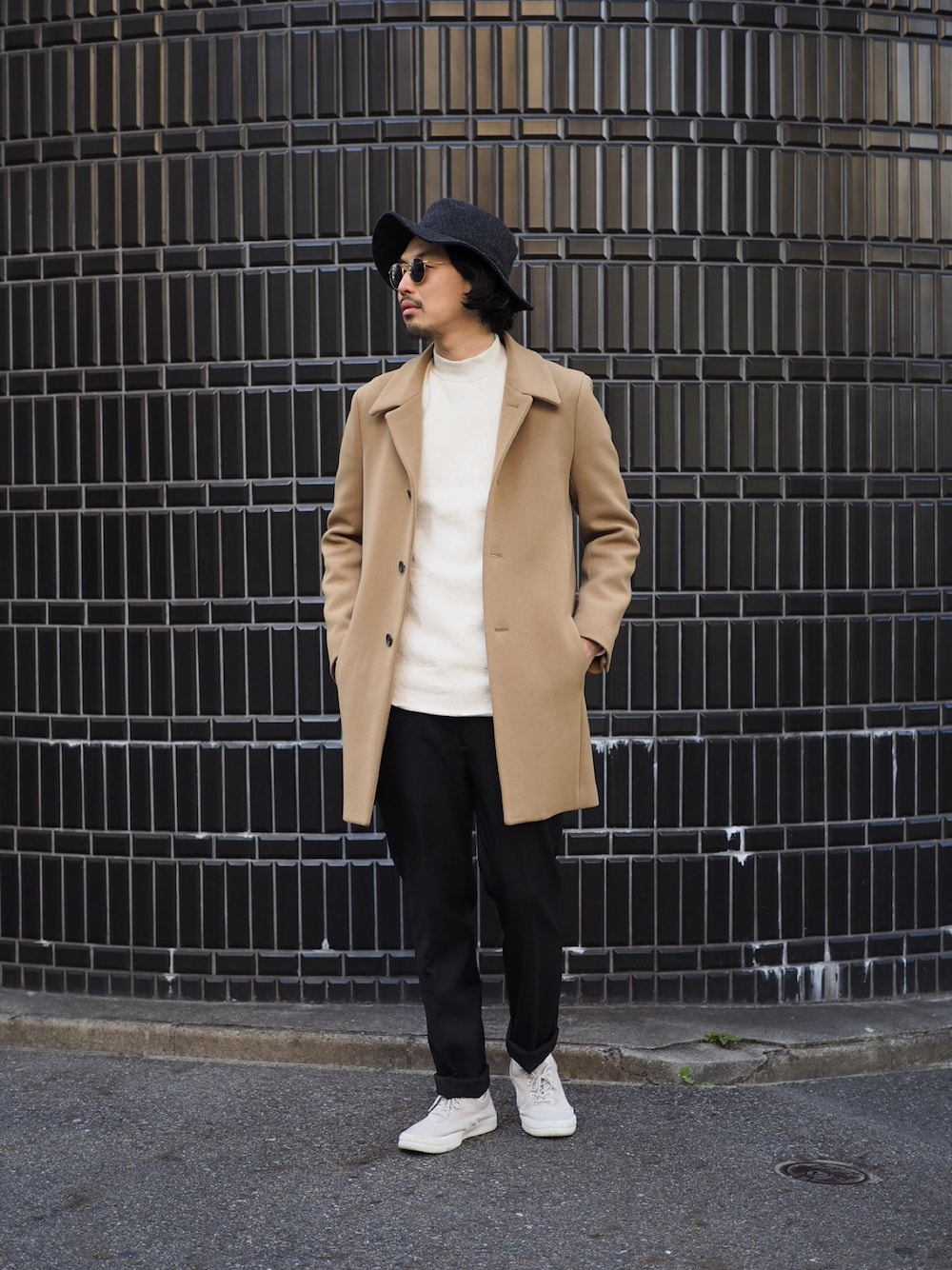 ベージュ系のステンカラーコート、ホワイト系のスウェットを着用したメンズの秋コーディネートの1枚目の写真