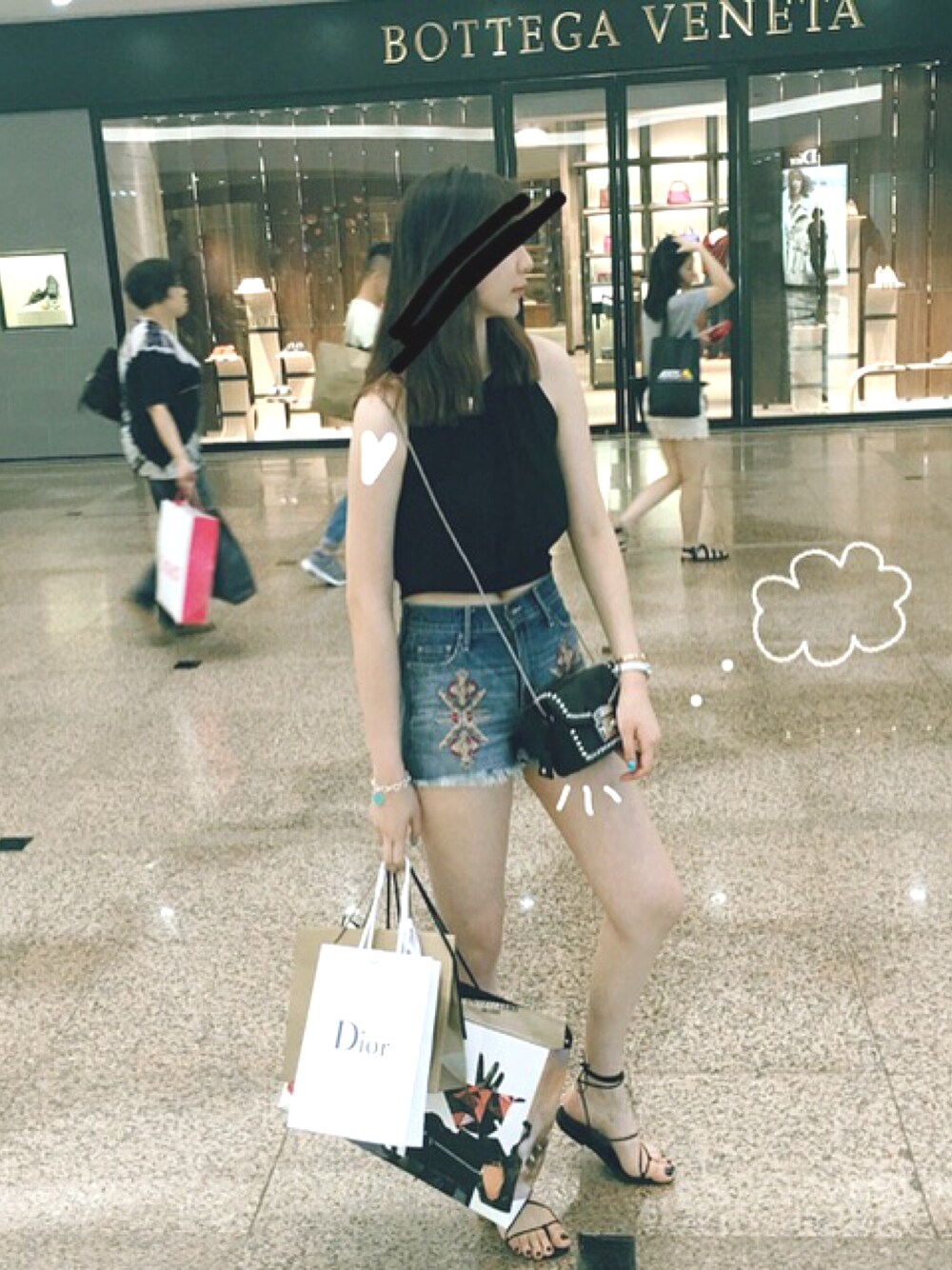 「summer、shopping」｜「Hollisterのアイテム（デニムパンツ、ブルー系）」を使った、Yoyo Yungさん（レディース・173cm）の夏コーディネートの1枚目の写真
