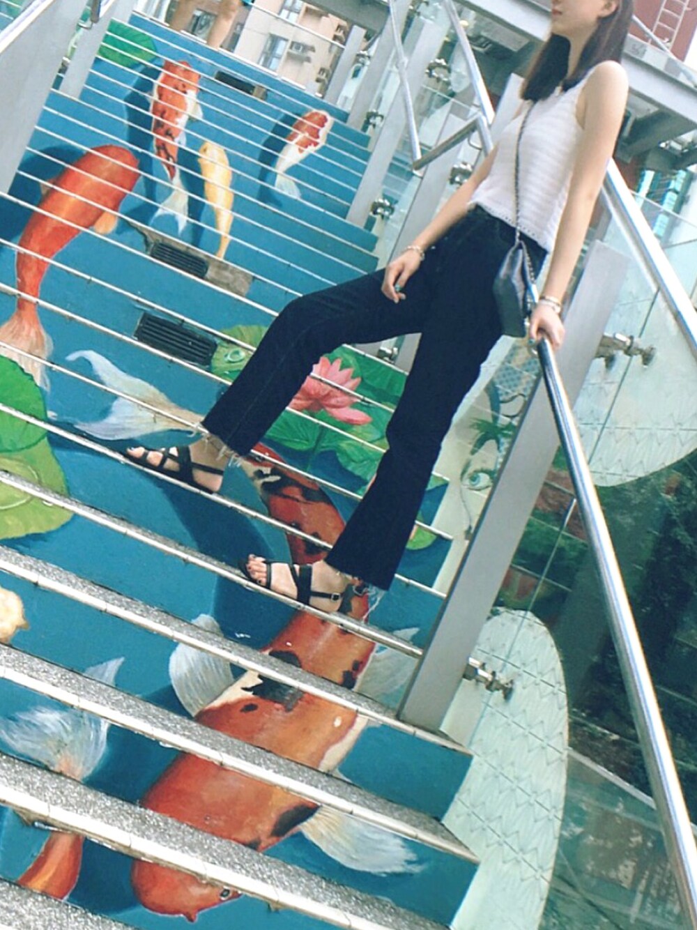 「summer、夏」｜「CHANELのアイテム（ボディバッグ/ウエストポーチ、グレー系）」を使った、Yoyo Yungさん（レディース・173cm）の夏コーディネートの1枚目の写真
