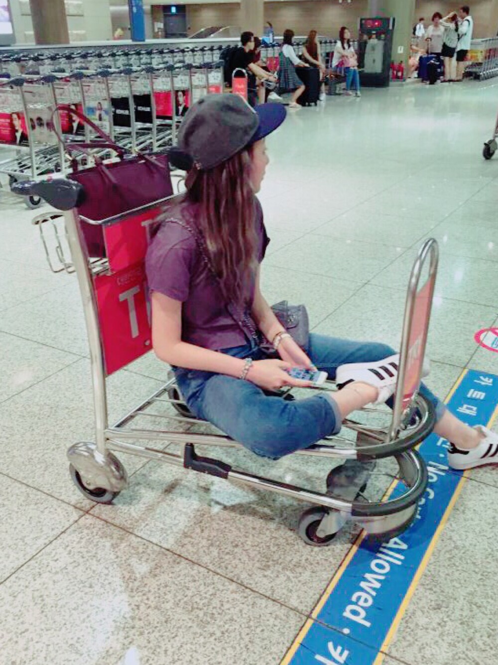 「airport、夏、summer」｜「PALACEのアイテム（キャップ、グレー系）」を使った、Yoyo Yungさん（レディース・173cm）の夏コーディネートの1枚目の写真