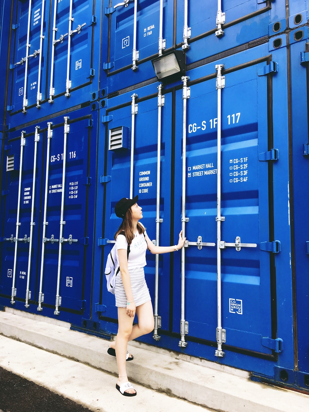 「travel」｜「Hollisterのアイテム（トップス、ホワイト系）」を使った、Yoyo Yungさん（レディース・173cm）の夏コーディネートの1枚目の写真