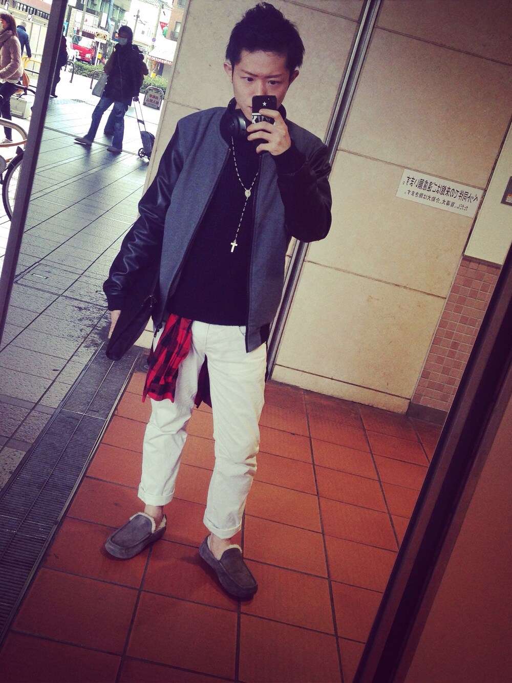「CASPER JOHN、UGG」｜「CASPER JOHNのアイテム（ニット/セーター、ブラック系）」を使った、KOOTAさん（メンズ・168cm）の冬コーディネートの1枚目の写真
