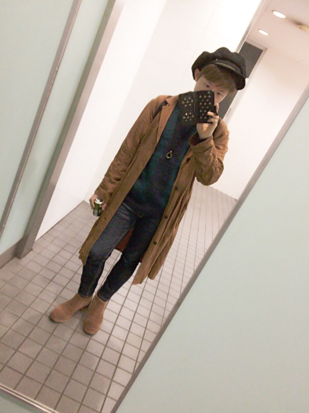 グリーン系のニット/セーター、ブラウン系のその他アウター、ブルー系のデニムパンツを着用したメンズの冬コーディネートの1枚目の写真