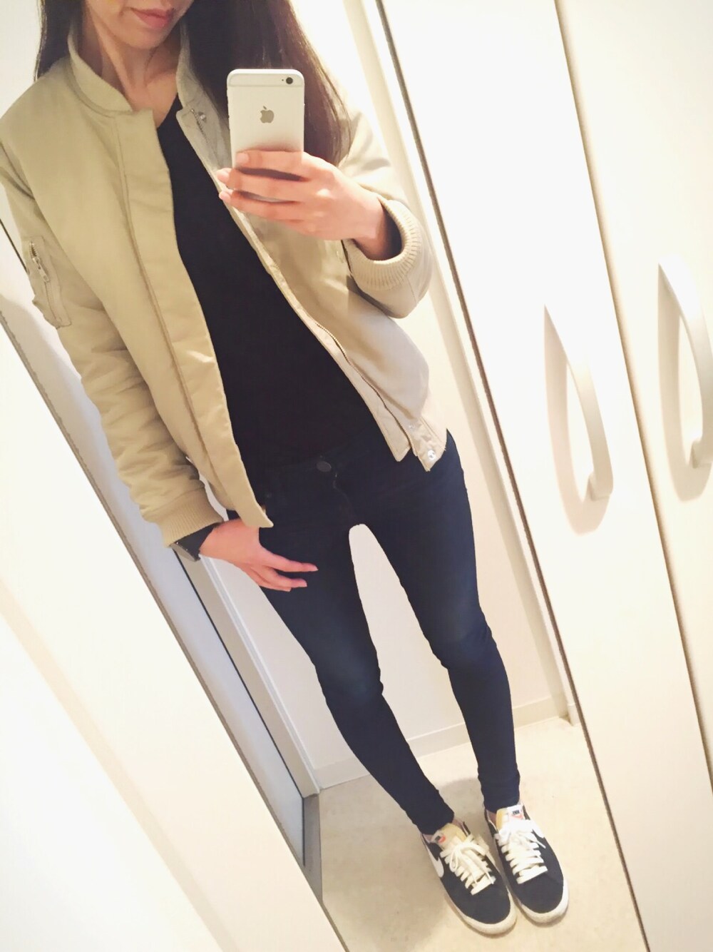 グレー系のその他パンツ、ブラック系のスニーカーを着用したレディースの春コーディネートの1枚目の写真