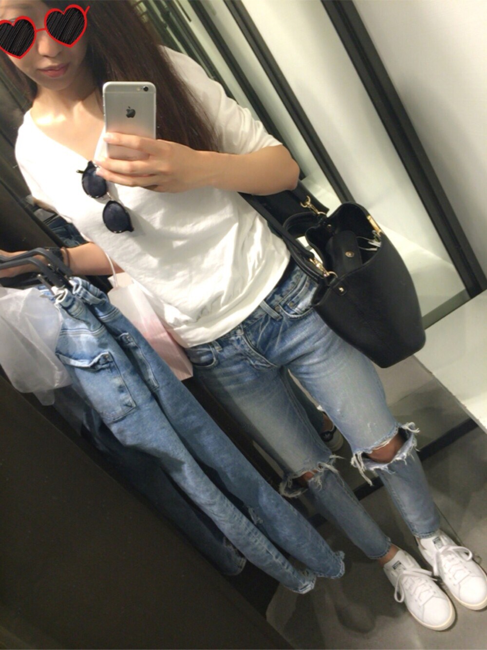 ホワイト系のTシャツ/カットソー、ブルー系のデニムパンツ、ブラック系のショルダーバッグを着用したレディースの夏コーディネートの1枚目の写真