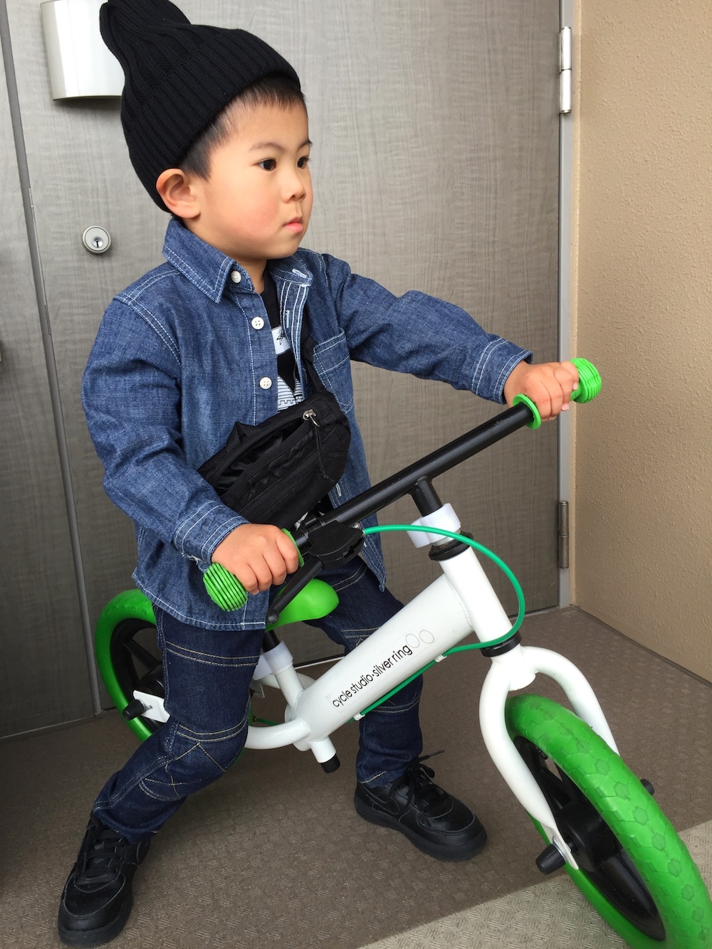 「キッズコーデ、男の子、Lee kids、LEEコラボデニム、サマーニット帽」｜「NIKEのNIKE ナイキ FORCE 1 (PS)(17-22) K314193 009BK/BK（スニーカー、ブラック系）」を使った、na♡さん（キッズ・90cm）の春コーディネートの1枚目の写真