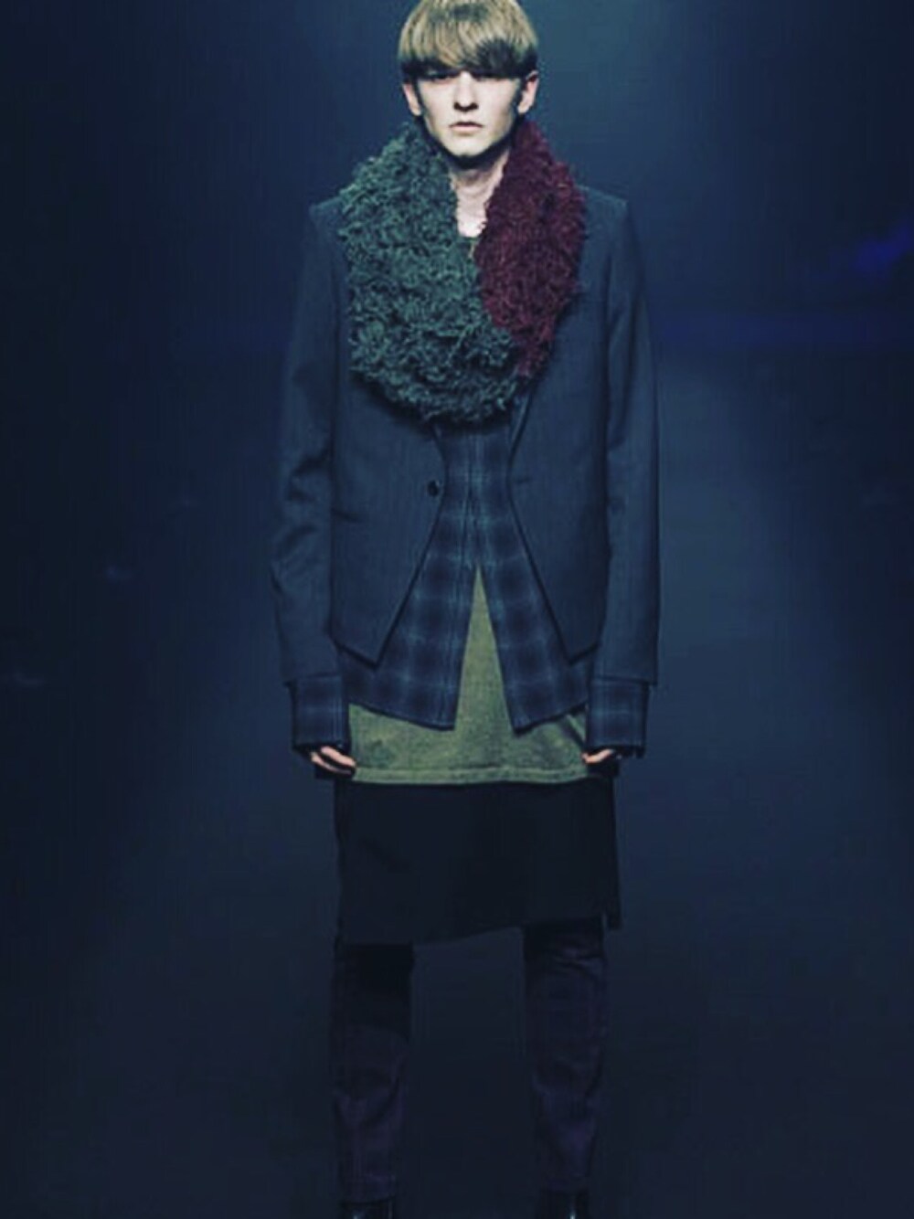 「ネイビー、大人カジュアル、きれいめカジュアル、スキニー」｜「LAD MUSICIANのアイテム（ジャケット/アウター、ブルー系）」を使った、パピヨンちゃんさん（メンズ・170cm）の冬コーディネートの1枚目の写真