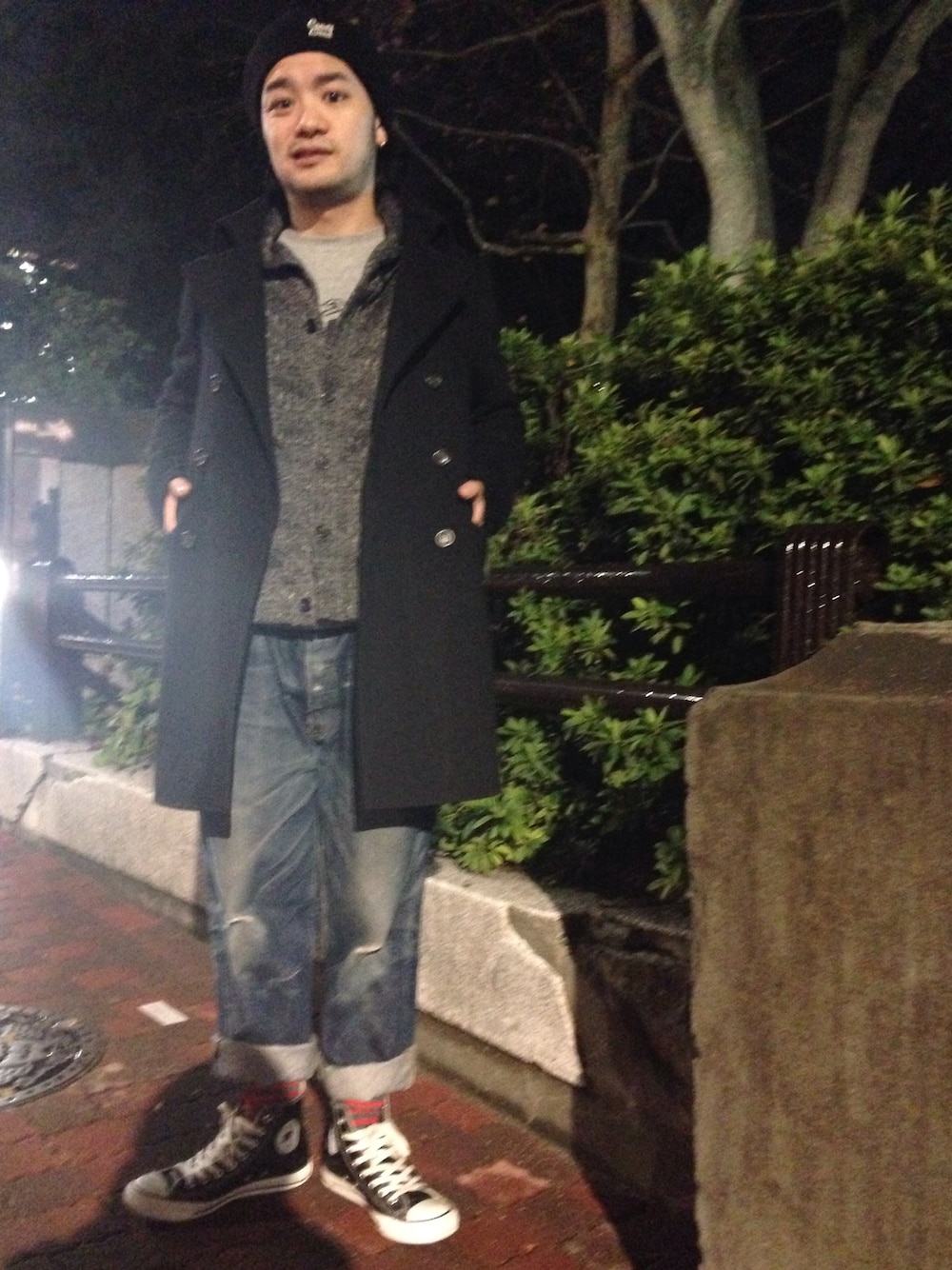 「へリンボーン、日比谷、ロングコート、コンバース、beams plus」｜「BEAMS PLUSのHerringbone-Print Fleece Shawl-Collar Cardiigan（その他、グレー系）」を使った、荒戸 完さん（メンズ・169cm）の冬コーディネートの1枚目の写真