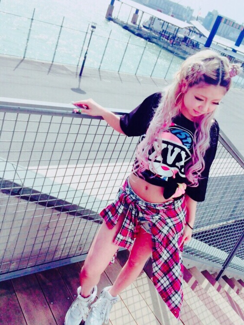「倖田來未、ライブ、ライブTシャツ、ヘソだし、へそ出し、腰巻きスタイル、こしまきスタイル、腰巻き、yru、厚底」｜「FOREVER 21のアイテム（シャツ/ブラウス、レッド系）」を使った、もきゃりんさん（レディース・155cm）の春コーディネートの1枚目の写真