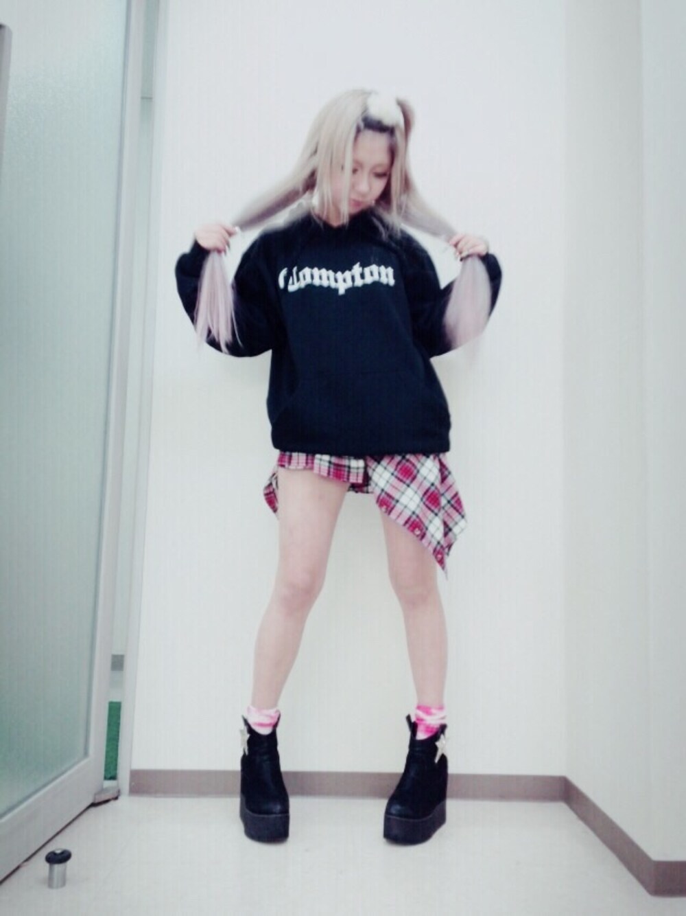 「compton、ラスベガス、パーカー、ギャル」｜「FOREVER 21のアイテム（シャツ/ブラウス、レッド系）」を使った、もきゃりんさん（レディース・155cm）の春コーディネートの1枚目の写真