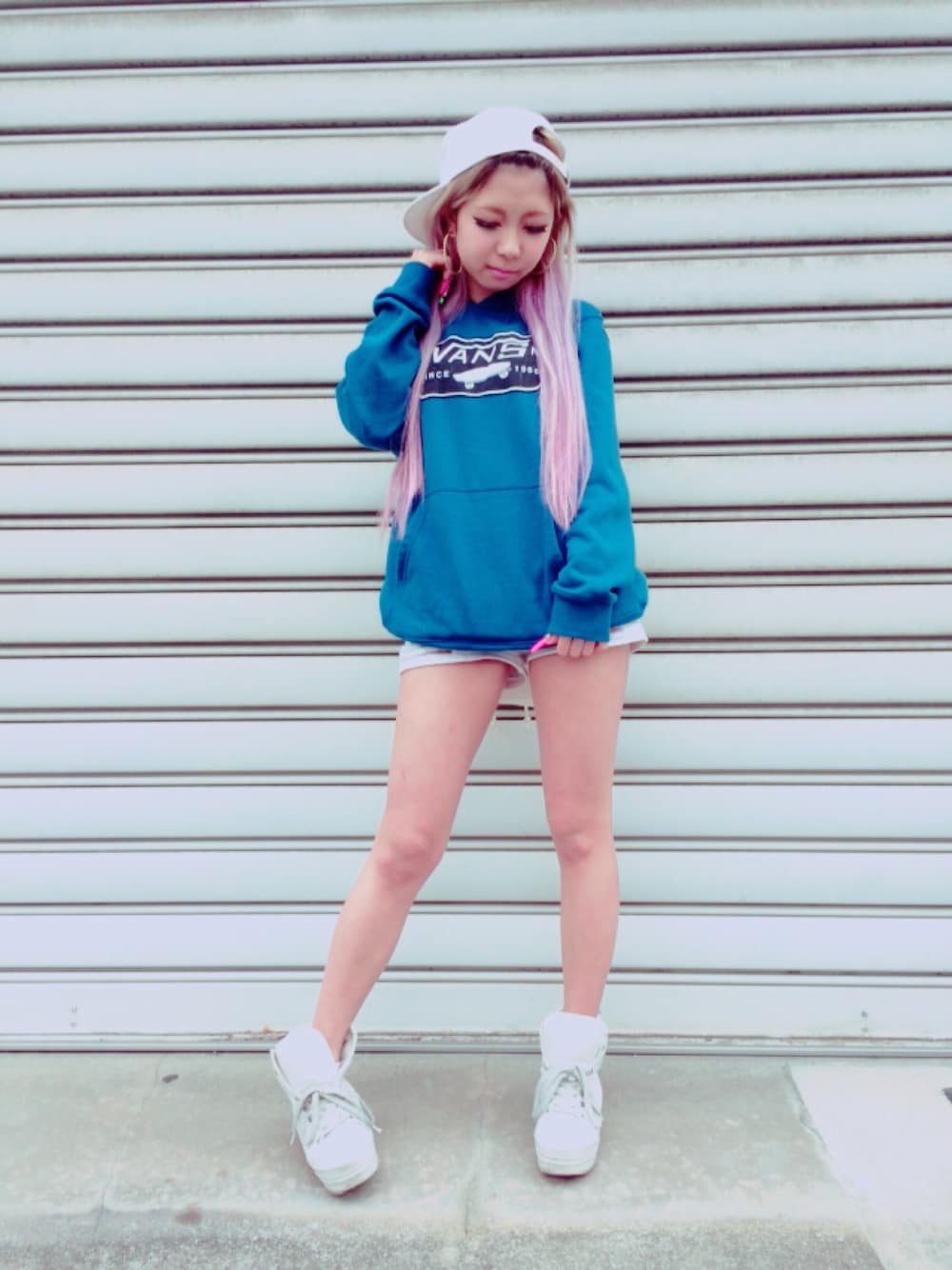 「ギャル、キャップ、キャップ後ろかぶり、VANS、パーカー」｜「VANSのアイテム（パーカー、ブルー系）」を使った、もきゃりんさん（レディース・155cm）の春コーディネートの1枚目の写真