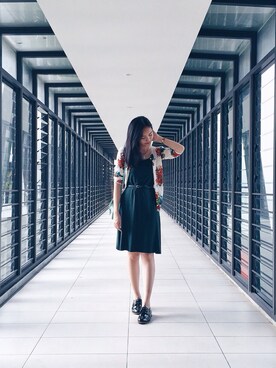 「アイテム（メッセンジャーバッグ、グリーン系）」を使った、AshleyHohさん（レディース・165cm）の春コーディネート