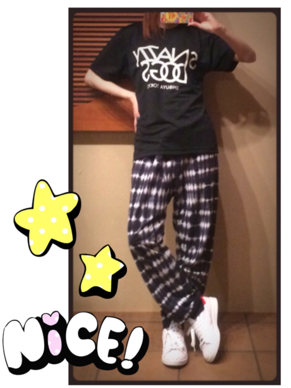 ブラック系のTシャツ/カットソー、ブラック系のその他パンツ、ホワイト系のスニーカーを着用したレディースの秋コーディネートの1枚目の写真