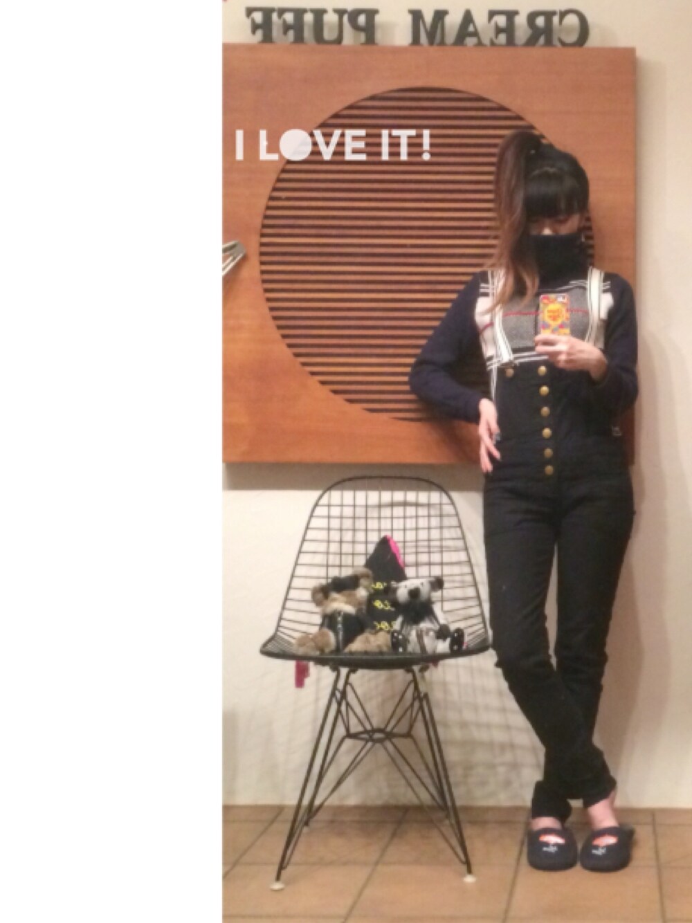 ブルー系のニット/セーター、ブラック系のその他パンツ、ホワイト系のクッション/クッションカバーを着用したレディースの冬コーディネートの1枚目の写真