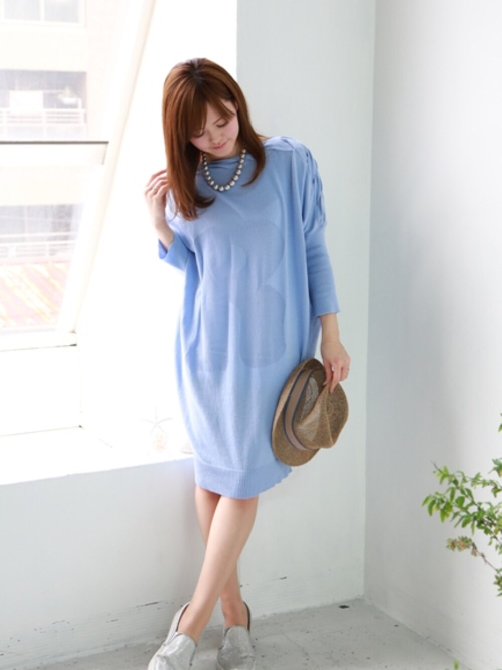 ブルー系のワンピースを着用したレディースの春コーディネートの1枚目の写真