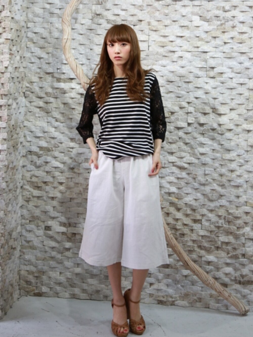 ホワイト系のTシャツ/カットソーを着用したレディースの春コーディネートの1枚目の写真