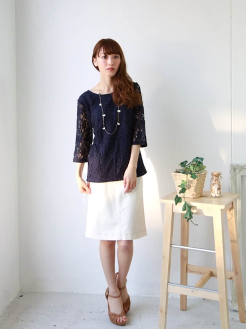 ホワイト系のTシャツ/カットソー、ブルー系のデニムスカートを着用したレディースの春コーディネートの1枚目の写真