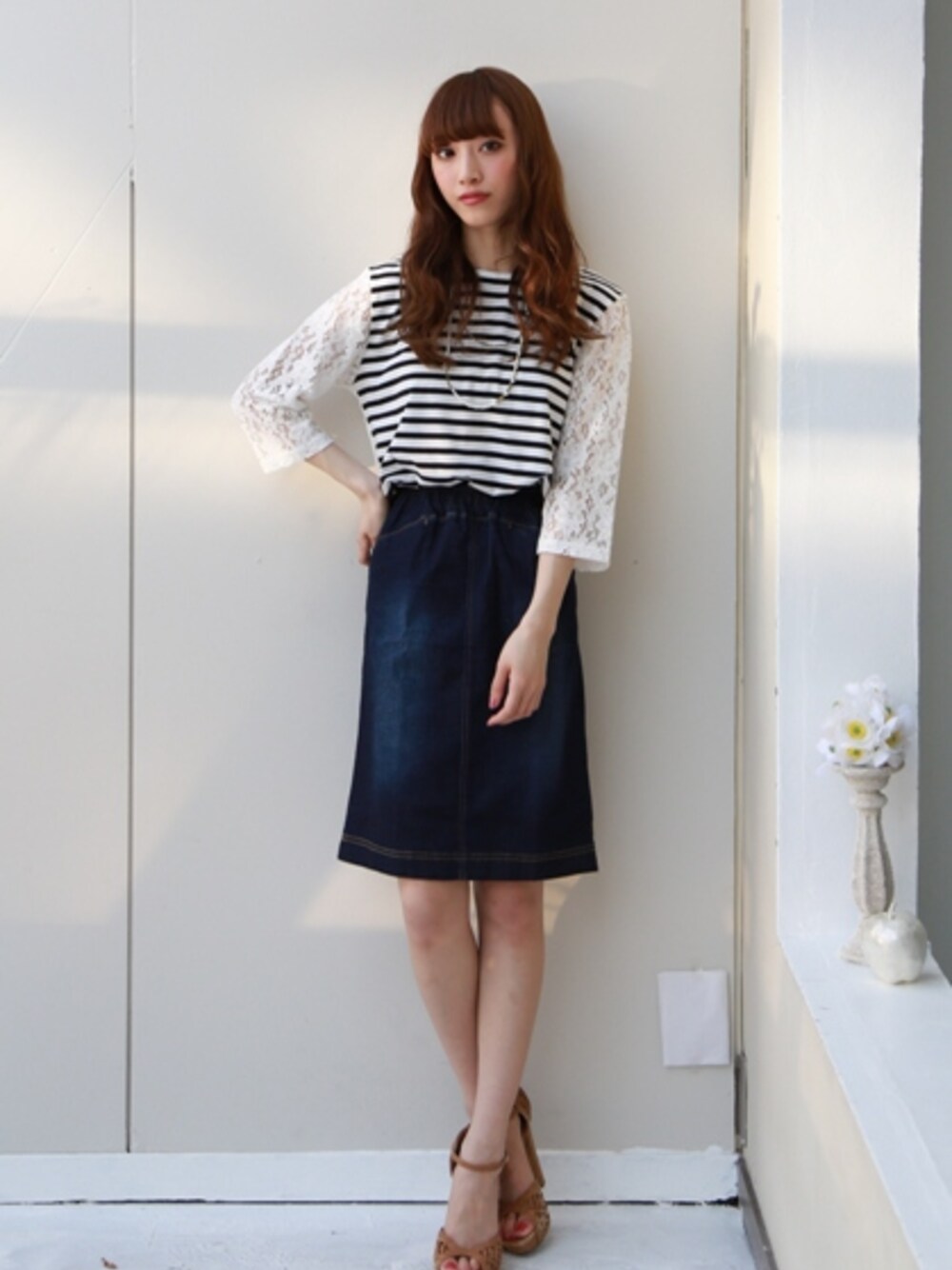 ホワイト系のTシャツ/カットソー、ブルー系のデニムスカートを着用したレディースの春コーディネートの1枚目の写真