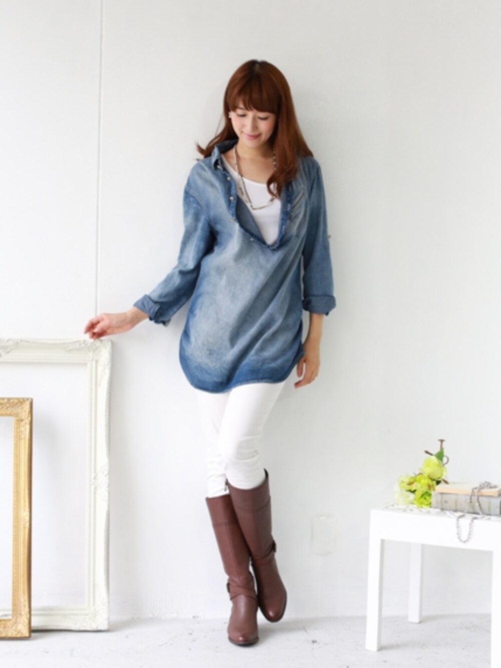 グレー系のその他パンツ、ブルー系のシャツ/ブラウスを着用したレディースの春コーディネートの1枚目の写真