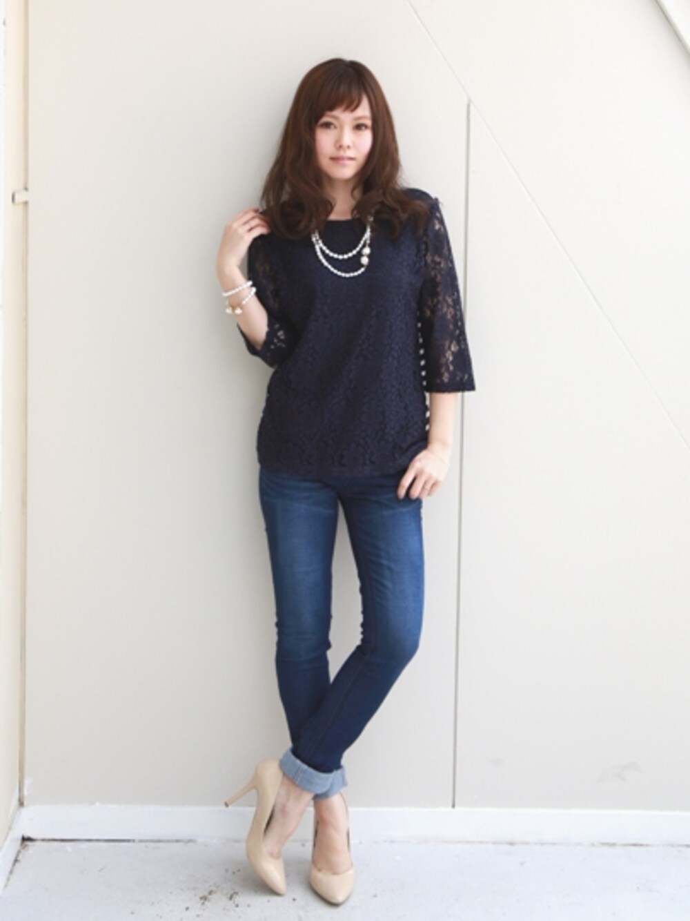 ホワイト系のTシャツ/カットソー、ブルー系のデニムパンツを着用したレディースの春コーディネートの1枚目の写真