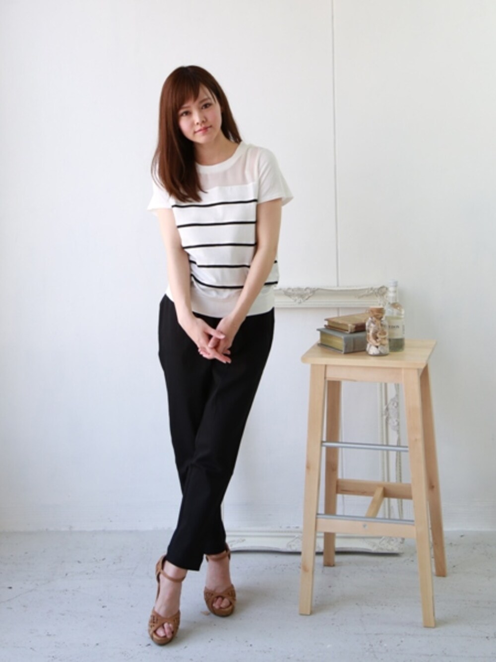 ブラック系のその他パンツを着用したレディースの春コーディネートの1枚目の写真