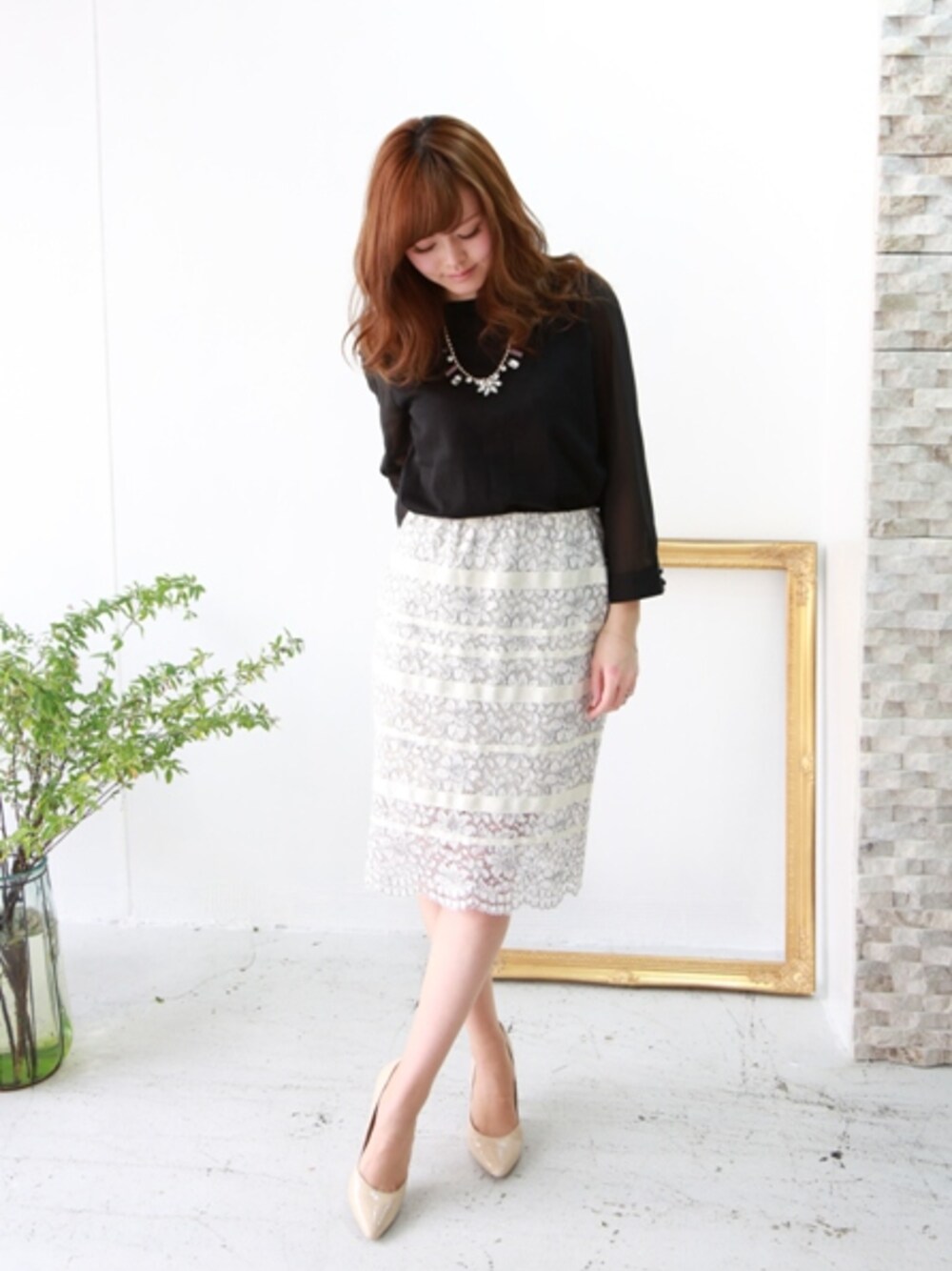 ホワイト系のカーディガン/ボレロを着用したレディースの春コーディネートの1枚目の写真