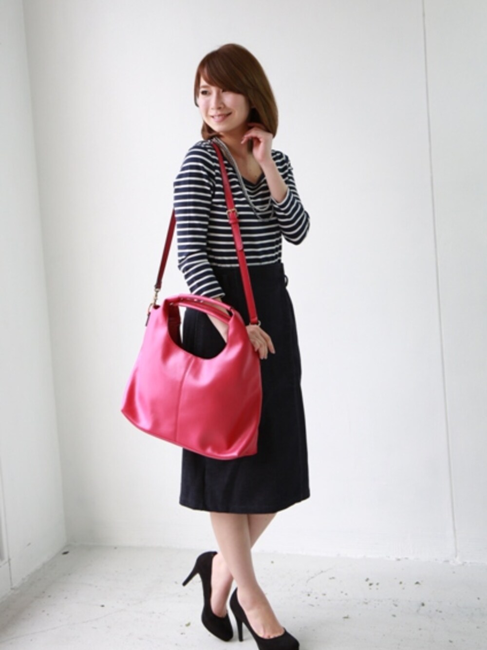 グリーン系のショルダーバッグを着用したレディースの春コーディネートの1枚目の写真