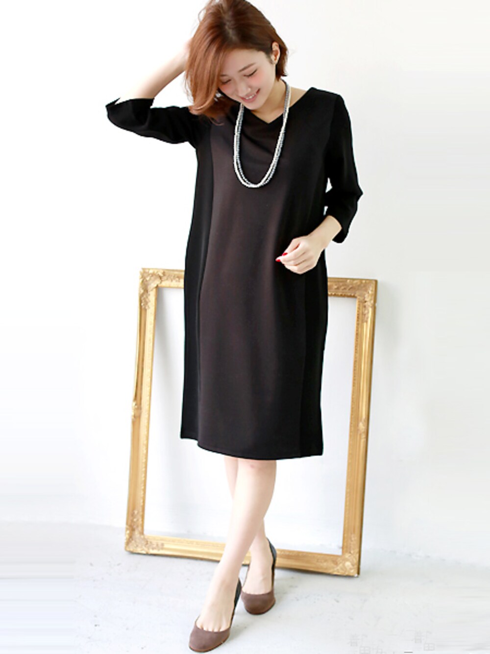 ブラック系のワンピースを着用したレディースの春コーディネートの1枚目の写真