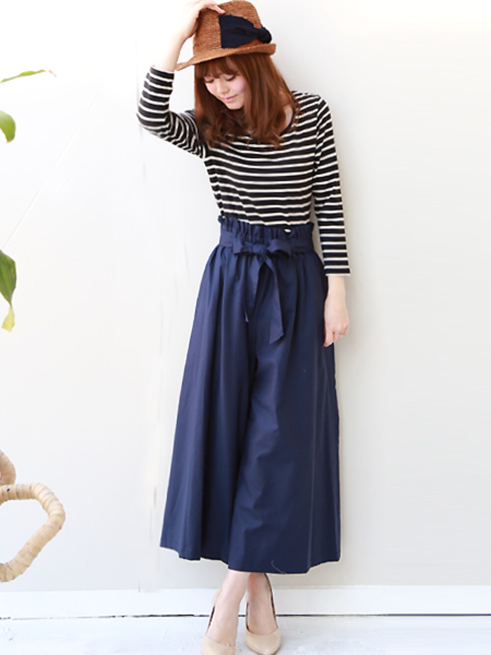 ブラック系のTシャツ/カットソーを着用したレディースの春コーディネートの1枚目の写真