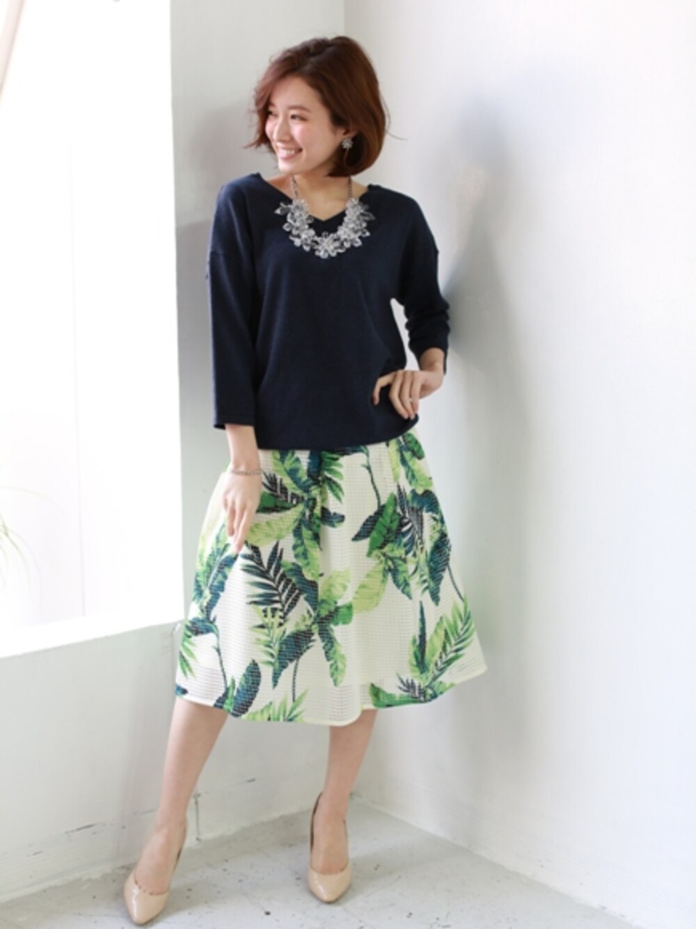 ブルー系のニット/セーターを着用したレディースの春コーディネートの1枚目の写真