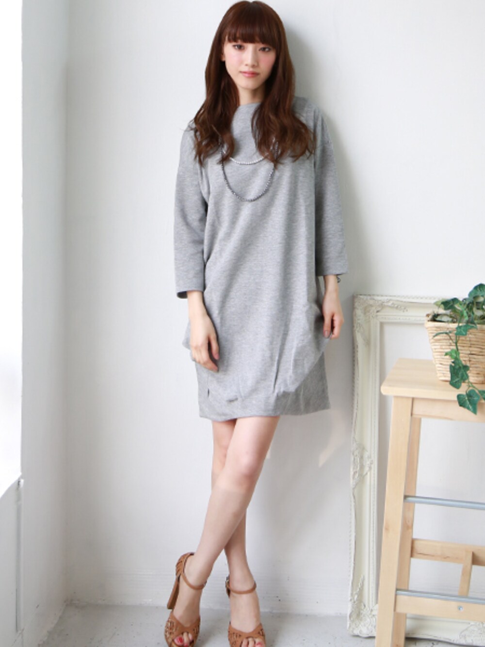 ホワイト系のワンピースを着用したレディースの春コーディネートの1枚目の写真